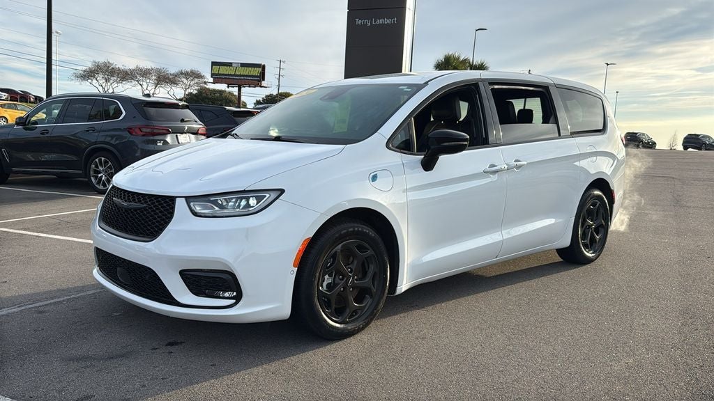 2024 Chrysler Pacifica Hybrid Select