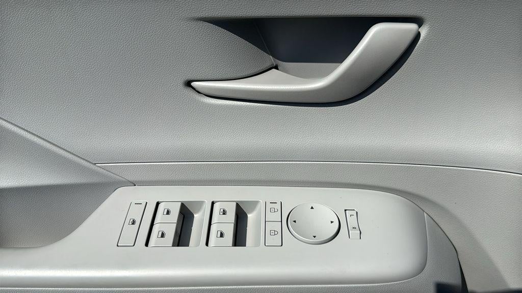 2027 Hyundai KONA SE FWD