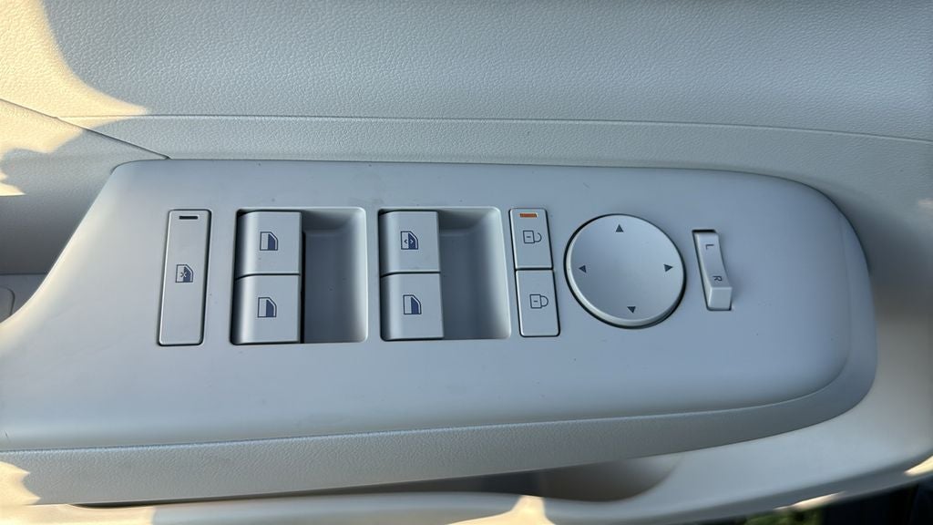 2027 Hyundai KONA SE FWD