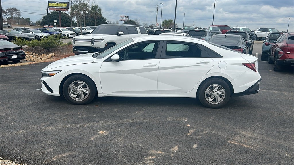 2025 Hyundai ELANTRA SE