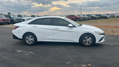 2025 Hyundai ELANTRA SE