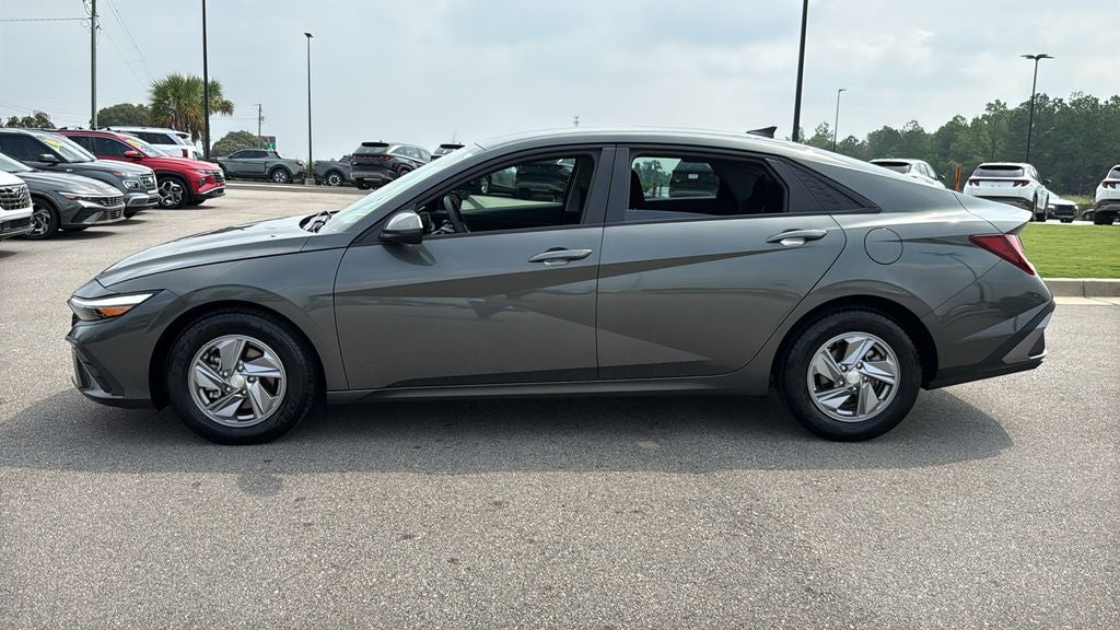 2024 Hyundai ELANTRA SE