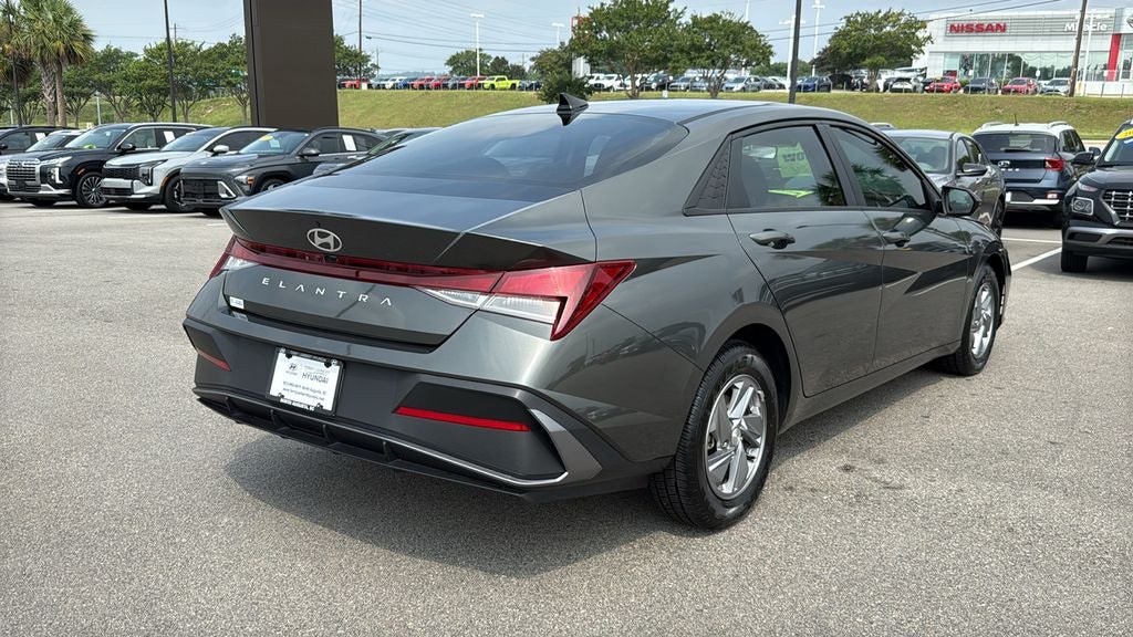 2024 Hyundai ELANTRA SE