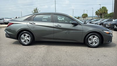 2024 Hyundai ELANTRA SE