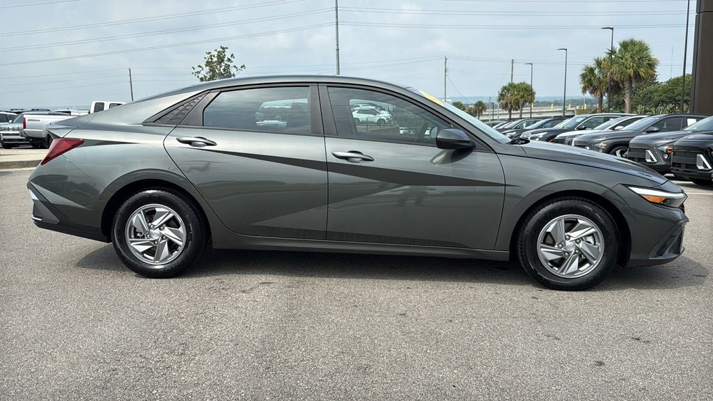 2024 Hyundai ELANTRA SE